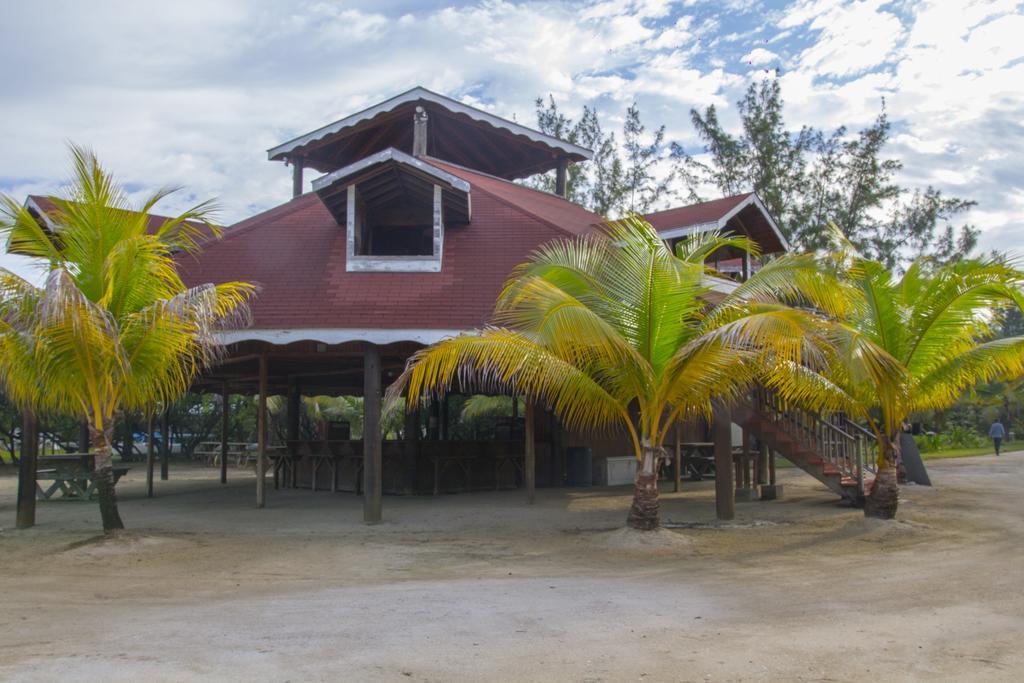 Sea Eye Hotel - Tropical Building Útila Esterno foto